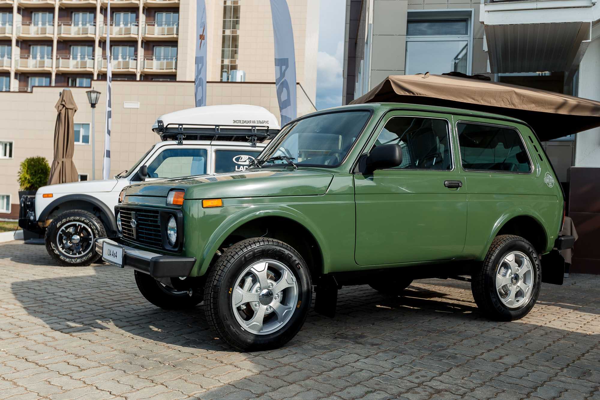 Цвет нивы какие цвета. Lada 4x4 21214. Лада 4х4 Elbrus Edition. Лада Нива Эльбрус эдишн. Нива Лада 4х4 зеленая.