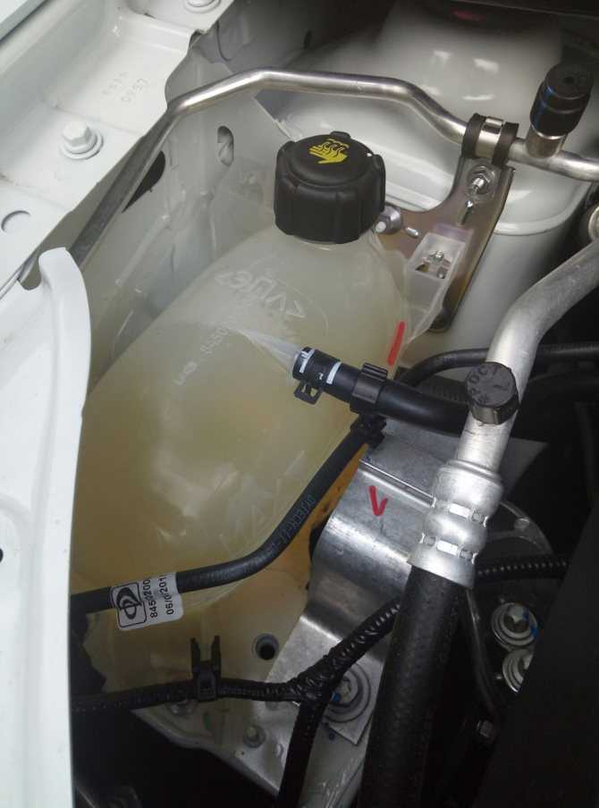 Лопающиеся расширительные бачки системы охлаждения двигателя - это один из недостатков Lada XRAY Во время ресурсных испытаний кроссовера (от Авторевю) было поменяно три расширительных бачка (все они