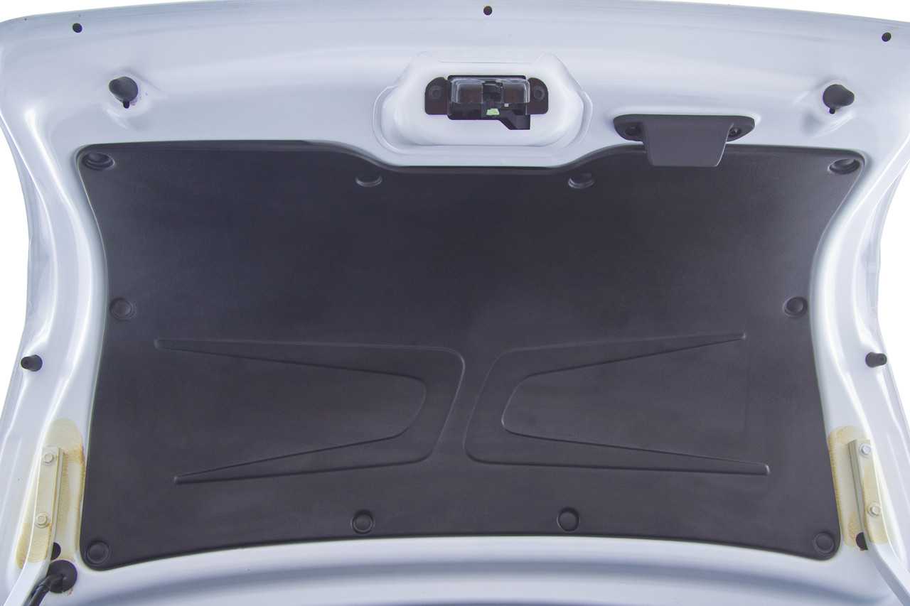 Крышка багажника Лада Гранта не имеет обивки на внутренней стороне поэтому открывая багажное отделение в глаза сразу бросается голый металл который хочется чем-нибудь