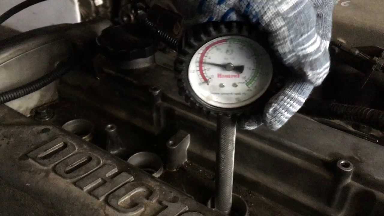 Компрессия двигателя ваз 2107. ЗМЗ 406 замер компрессии. Измерение компрессии в цилиндрах дизельного двигателя д-240. Низкая компрессия в двигателе. Маленькая компрессия в двигателе.