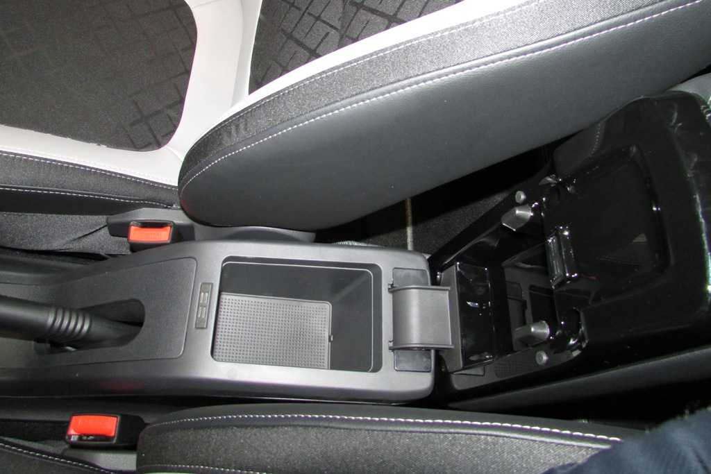 Кто рассматривал Весту для покупки мог заметить что опция Подлокотник сиденья водителя с регулировкой по углу наклона есть только в люксовой версии седана То есть в более простых комплектациях