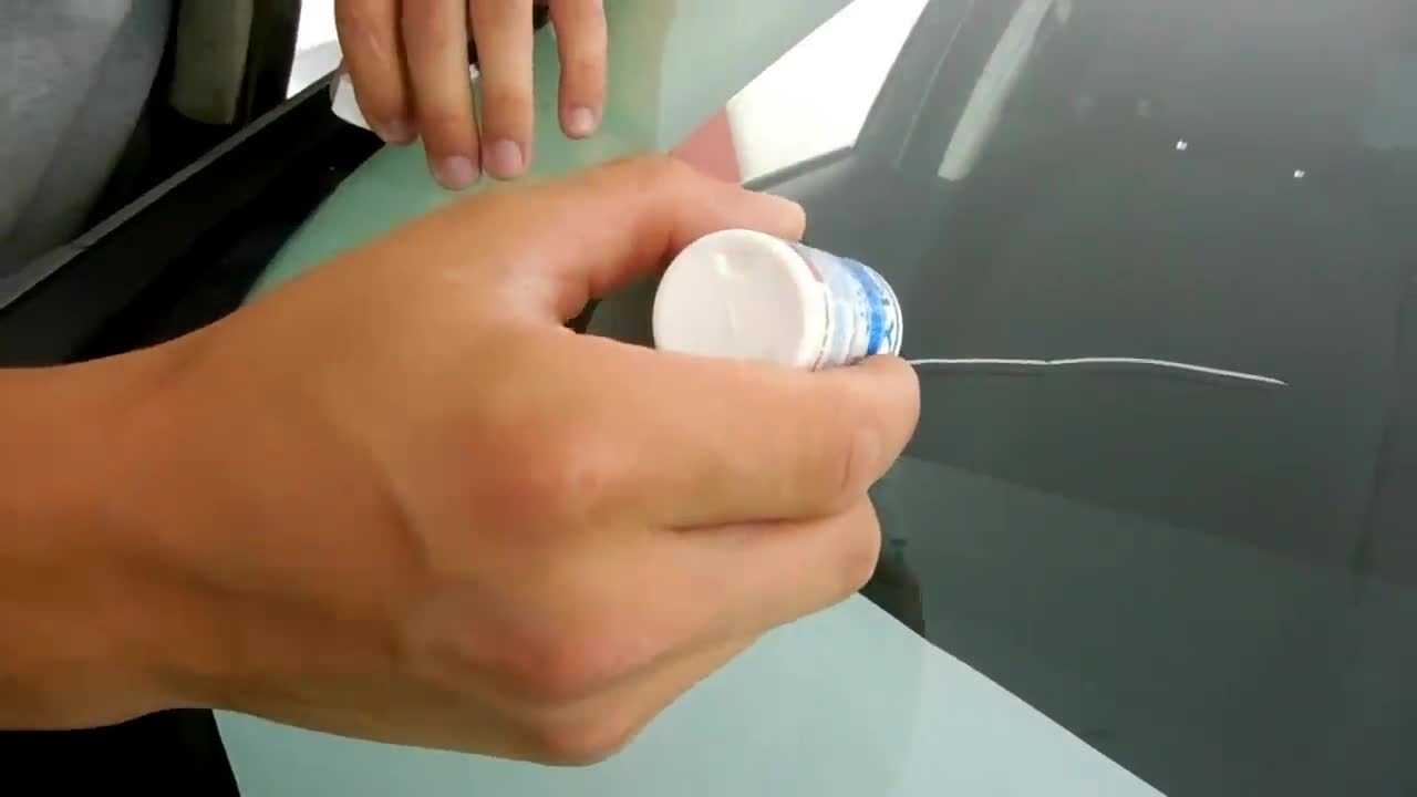Как остановить трещину на лобовом стекле: методика ремонта