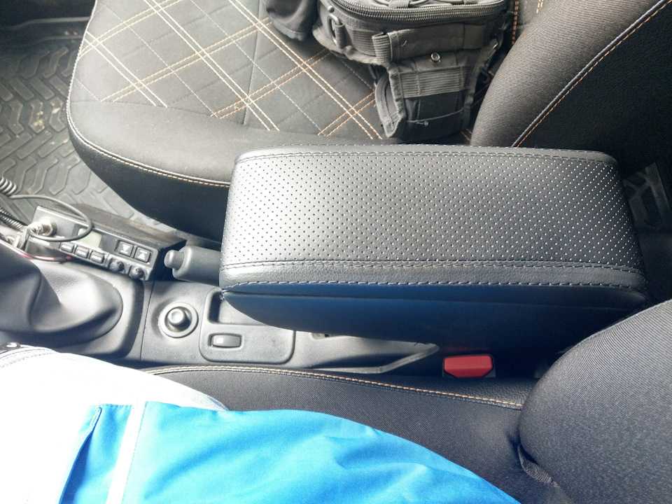 Подлокотник сиденья водителя с регулировкой по углу наклона веста