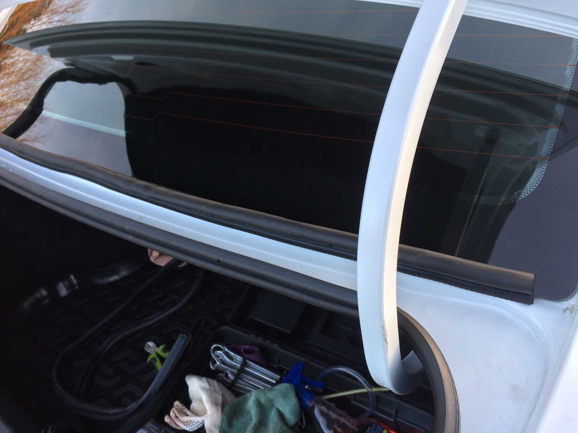 Установка уплотнителя багажника на заднее стекло лады весты