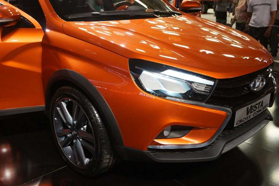 Тест драйв весты кросс. Веста кросс хамелеон. Лада Веста 2400000. Lada Vesta SW Cross Sena сена.