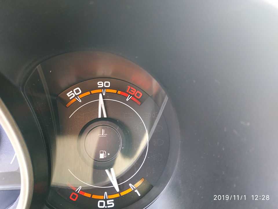 Владельцы Lada Vesta с новой панелью приборов заметили странную особенность в ее работе После 55 градусов отмечается быстрый рост (до 90 градусов) температуры охлаждающей жидкости В информационном