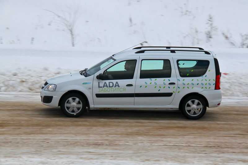 Серийное производство Lada Largus CNG (универсал который может работать как на бензине так и на природном газе метане) началось в конце февраля в это же время были объявлены цены и комплектации автомобиля Мелкосерийным производством метановых Ларгусов зан