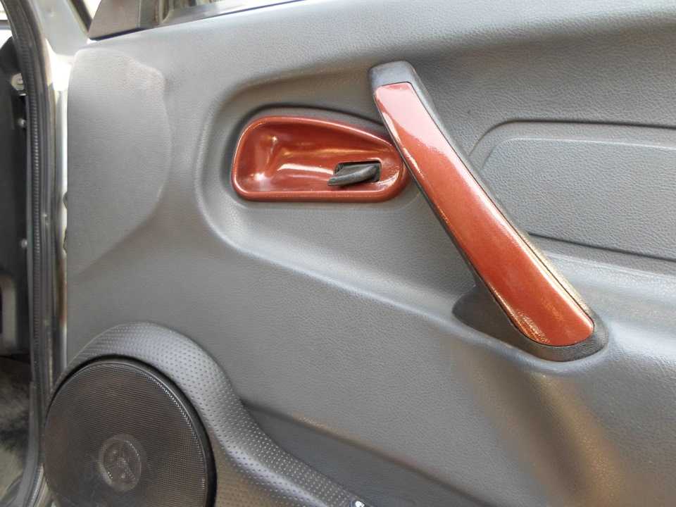 Дверная ручка на машине