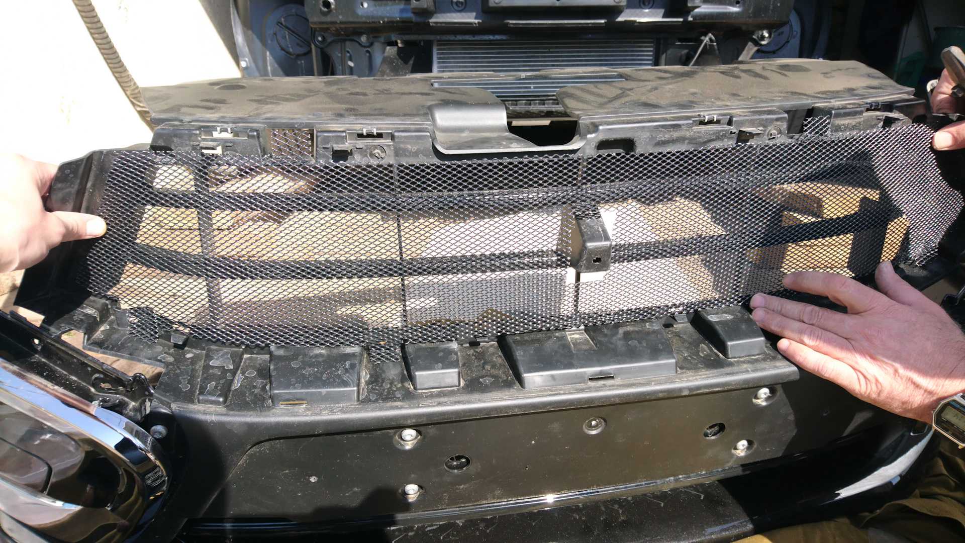 Комплект решеток радиатора и бампера с молдингом хром и шильдиком на лада приора 2, se