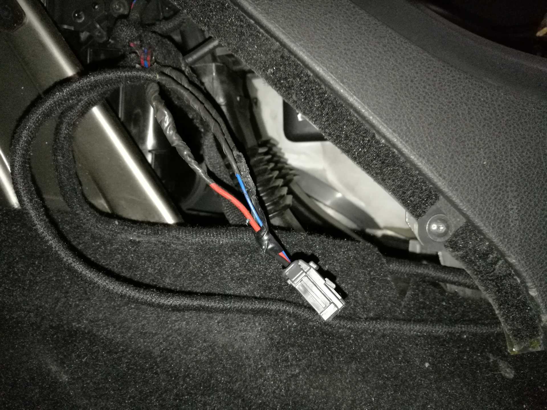 На Lada Vesta SW и SW Cross для задних пассажиров АвтоВАЗ устанавливает в подлокотник разъем USB Он предназначен для зарядки аккумуляторов внешних периферийных устройств (ноутбук планшетный
