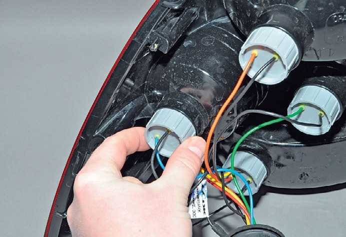 Задние фонари на Lada XRAY приходится снимать чаще чем на других автомобилях Лада Связано это с тем что без его снятия невозможно поменять лампы Процесс демонтажа не сложный но имеет некоторые