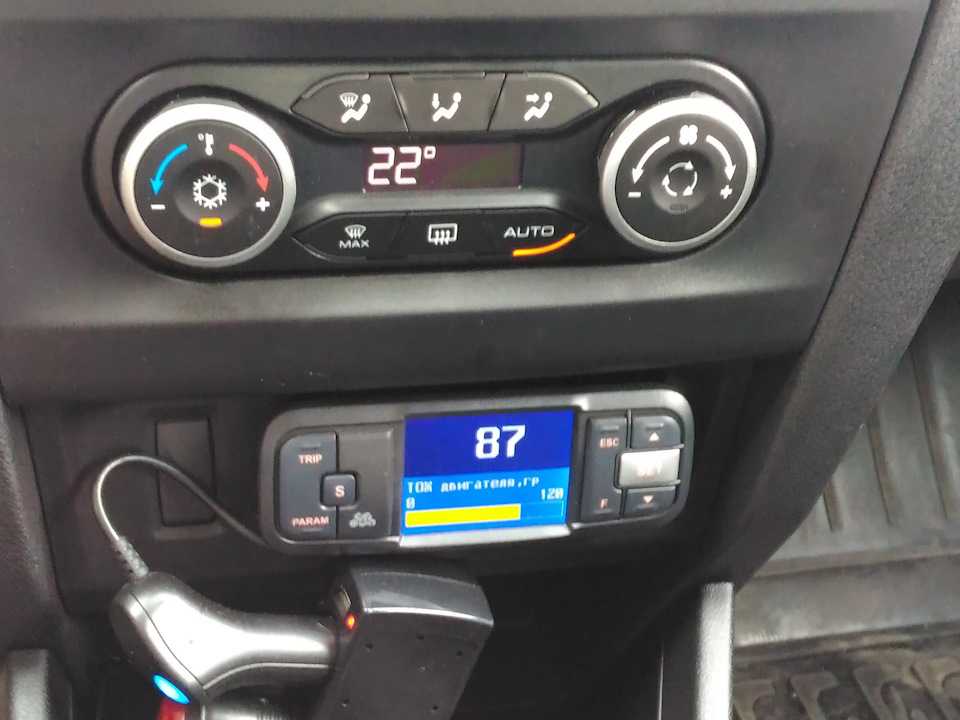 На Lada XRAY Cross АвтоВАЗ начал устанавливать обновленную комбинацию приборов (артикул 8450022501) Одна из отличительных особенностей этого щитка приборов - наличие индикации температуры охлаждающей жидкости Однако эти показания мало информативны тк темп