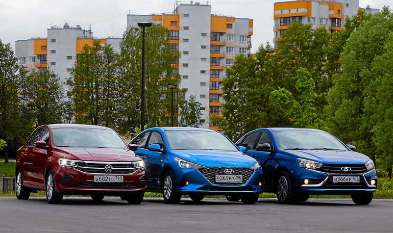 Российский бестселлер Kia Rio недавно обновился Volkswagen Polo в новом поколении больше не седан а лифтбек как Skoda Rapid Кого из них выбрать Или может быть плюнуть на семейные ценности и предпочесть им нашу Lada Vesta Sport за те же деньги Сравнительны