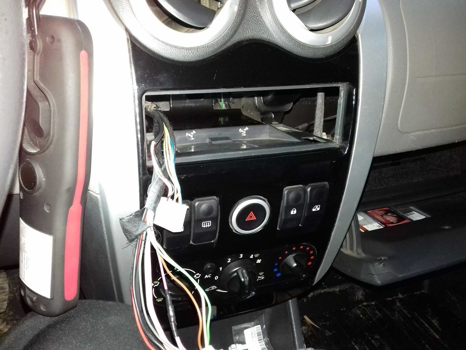 На комплектациях автомобилей Lada XRAY и Largus с магнитолой (hands free) для общения по телефону (через bluetooth) в салоне предусмотрен внешний микрофон который установлен на потолке рядом с