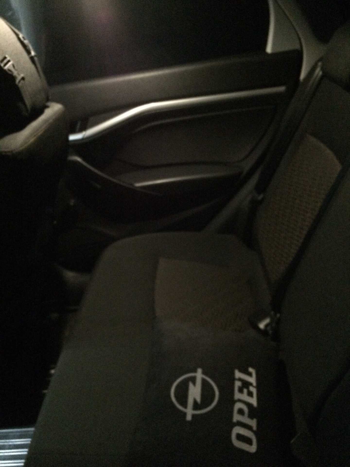 Для более комфортной эксплуатации автомобилей LADA с каждым годом АвтоВАЗ добавляет новые опции Например у Лада Веста люкс в передних дверях есть штатная подсветка мест входа-выхода В дополнении к