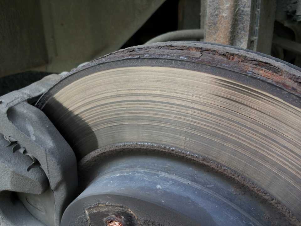 Причины износа тормозных дисков и когда необходимо производить их замену.
