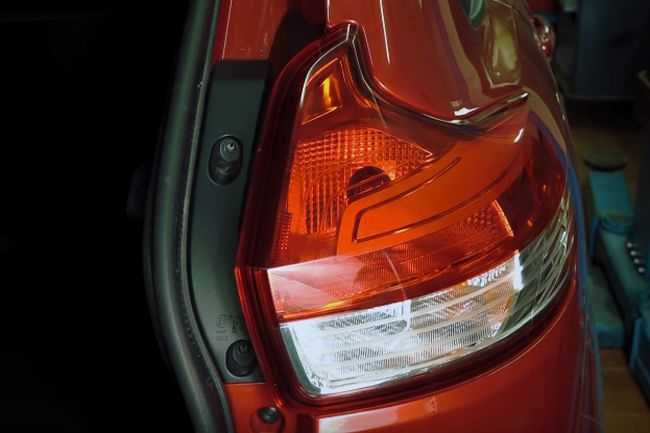 Задние фонари на Lada XRAY приходится снимать чаще чем на других автомобилях Лада Связано это с тем что без его снятия невозможно поменять лампы Процесс демонтажа не сложный но имеет некоторые