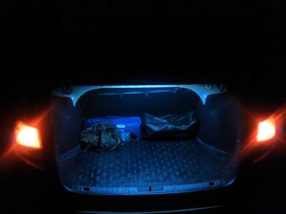 Гранта лифтбек горит постоянно лампа подсветки багажника